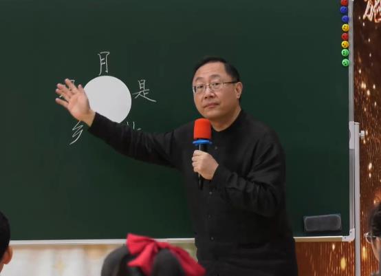 王崧舟，《最中國(guó)：月是故鄉(xiāng)明》，五年級(jí)下冊(cè)，第一單元